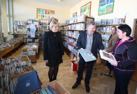 PREDAJA KNJIG OŠ CERKNICA 01 FOTO LJUBO VUKELIČ